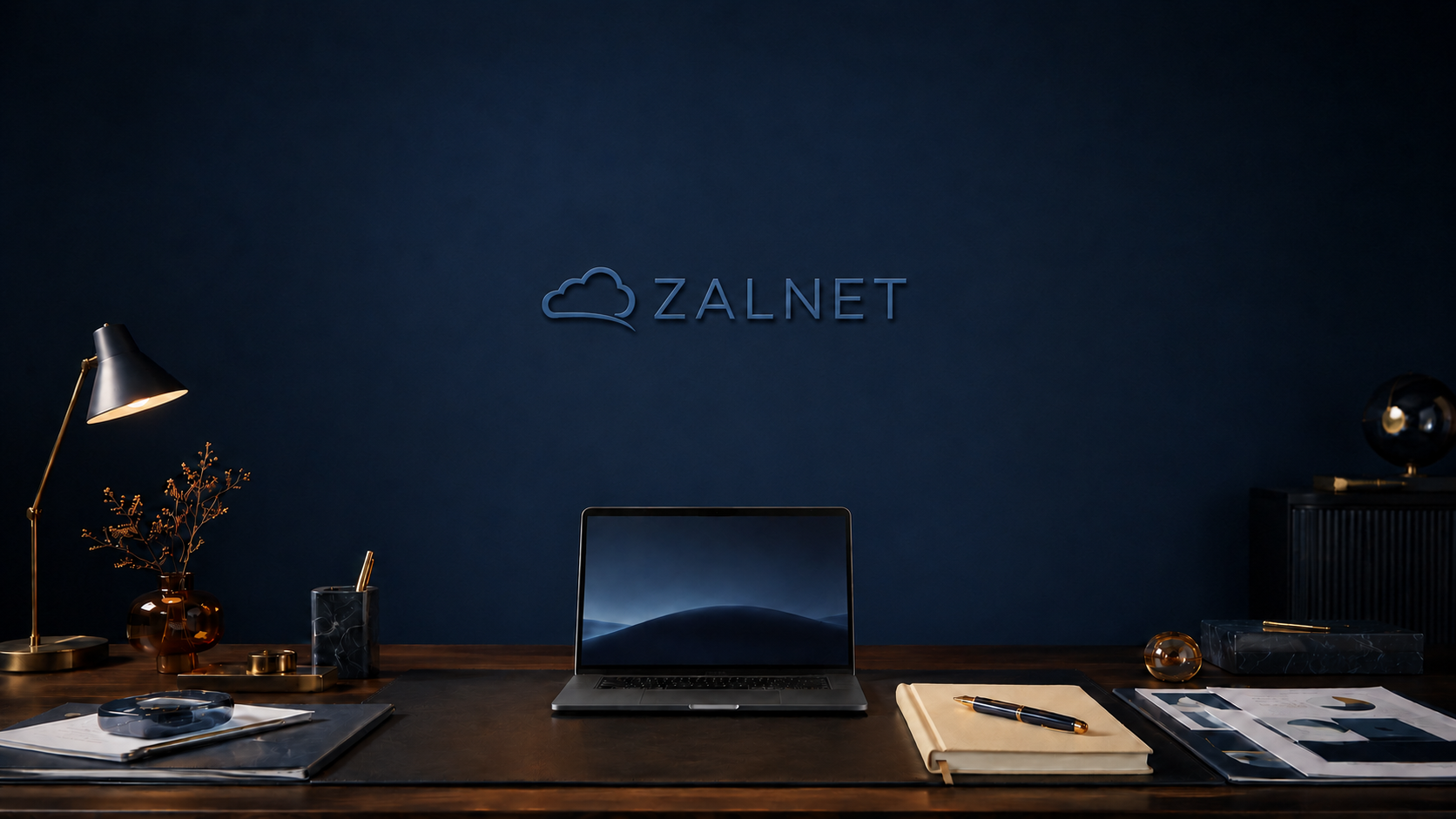 Chmura ZALNET nad biznesowym biurkiem z laptopem i eleganckim notesem